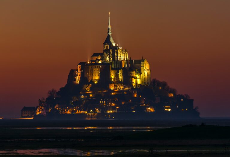 traversée traditionnelle Mont Saint Michel baie nocturne